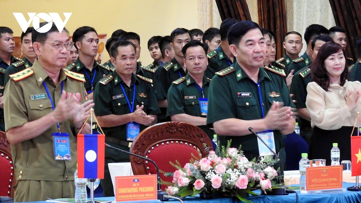 Sỹ quan trẻ Việt - Lào chung tay bảo vệ an ninh biên giới