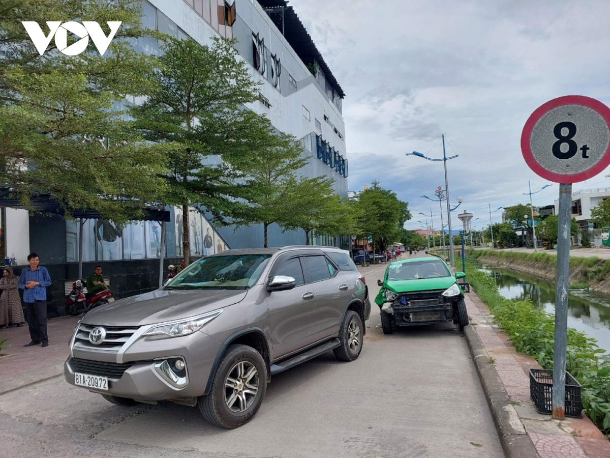 Taxi gây tai nạn liên hoàn, 6 người bị thương