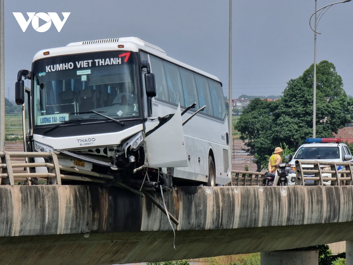 Xe chở công nhân mất lái lao lên thành cầu Bình Than, Bắc Ninh