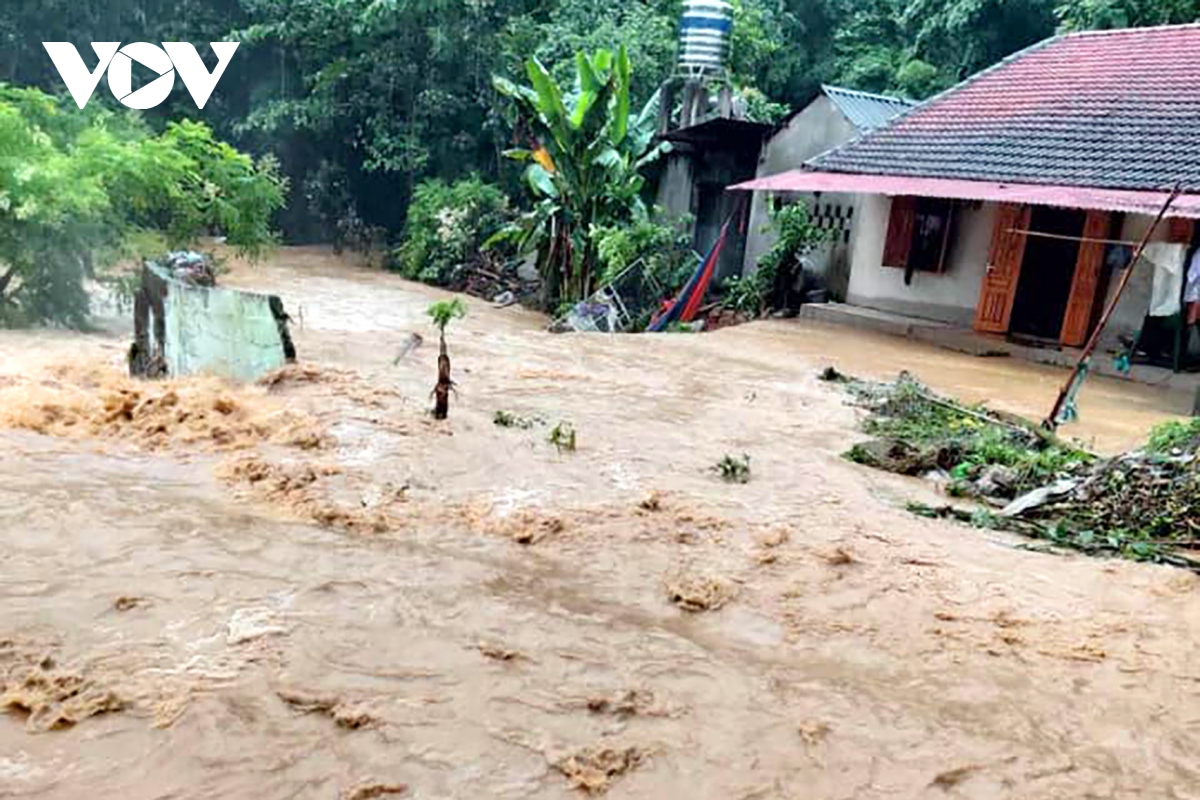Mưa lũ kéo dài khiến nhiều xã ở Lạng Sơn bị ngập lụt, bị cô lập