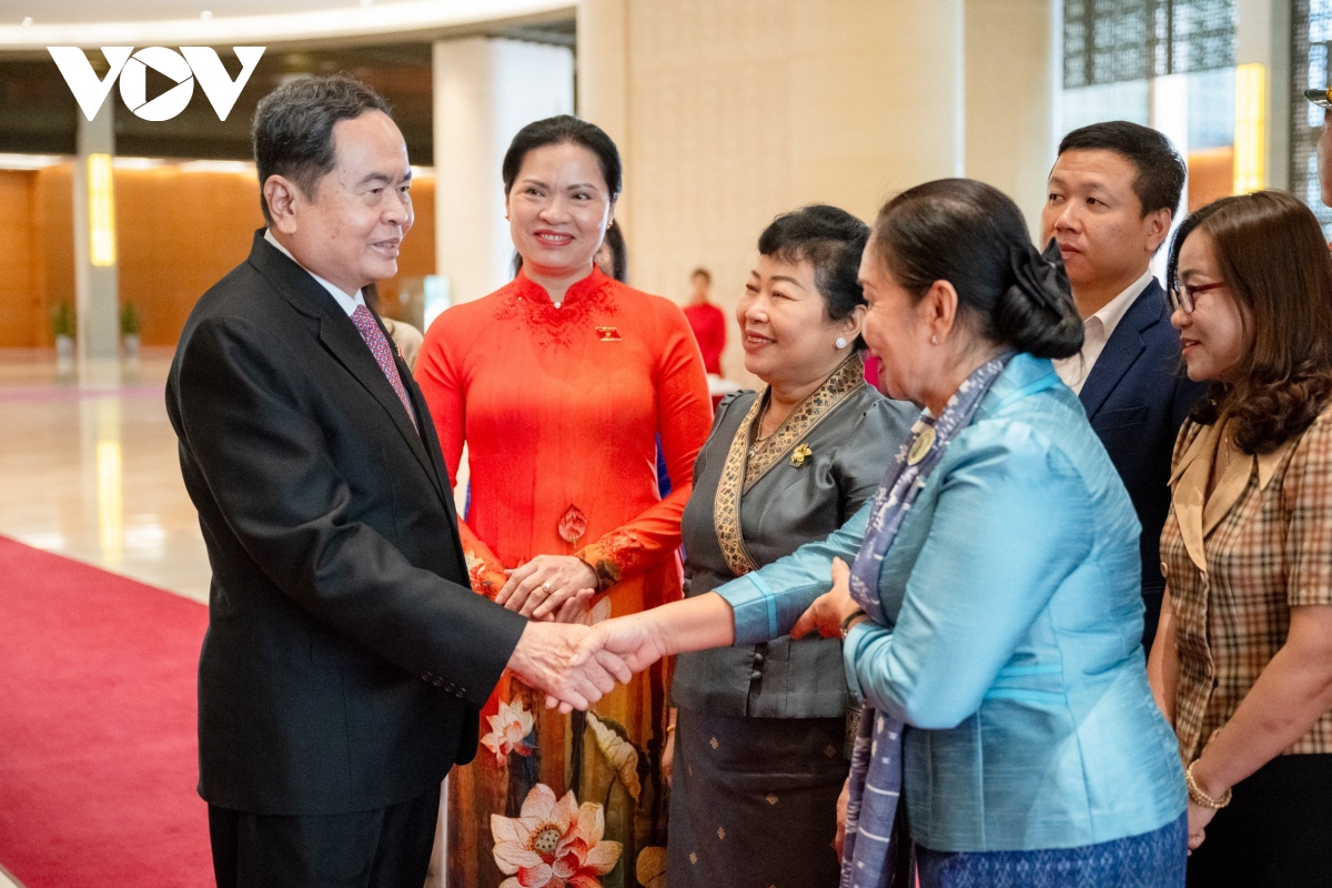 Chủ tịch Quốc hội tiếp các đại biểu hội phụ nữ và nữ doanh nhân Lào và Campuchia