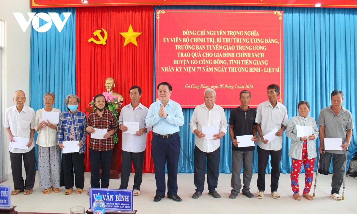 Trưởng Ban Tuyên giáo Trung ương thăm, tặng quà gia đình chính sách ở Tiền Giang