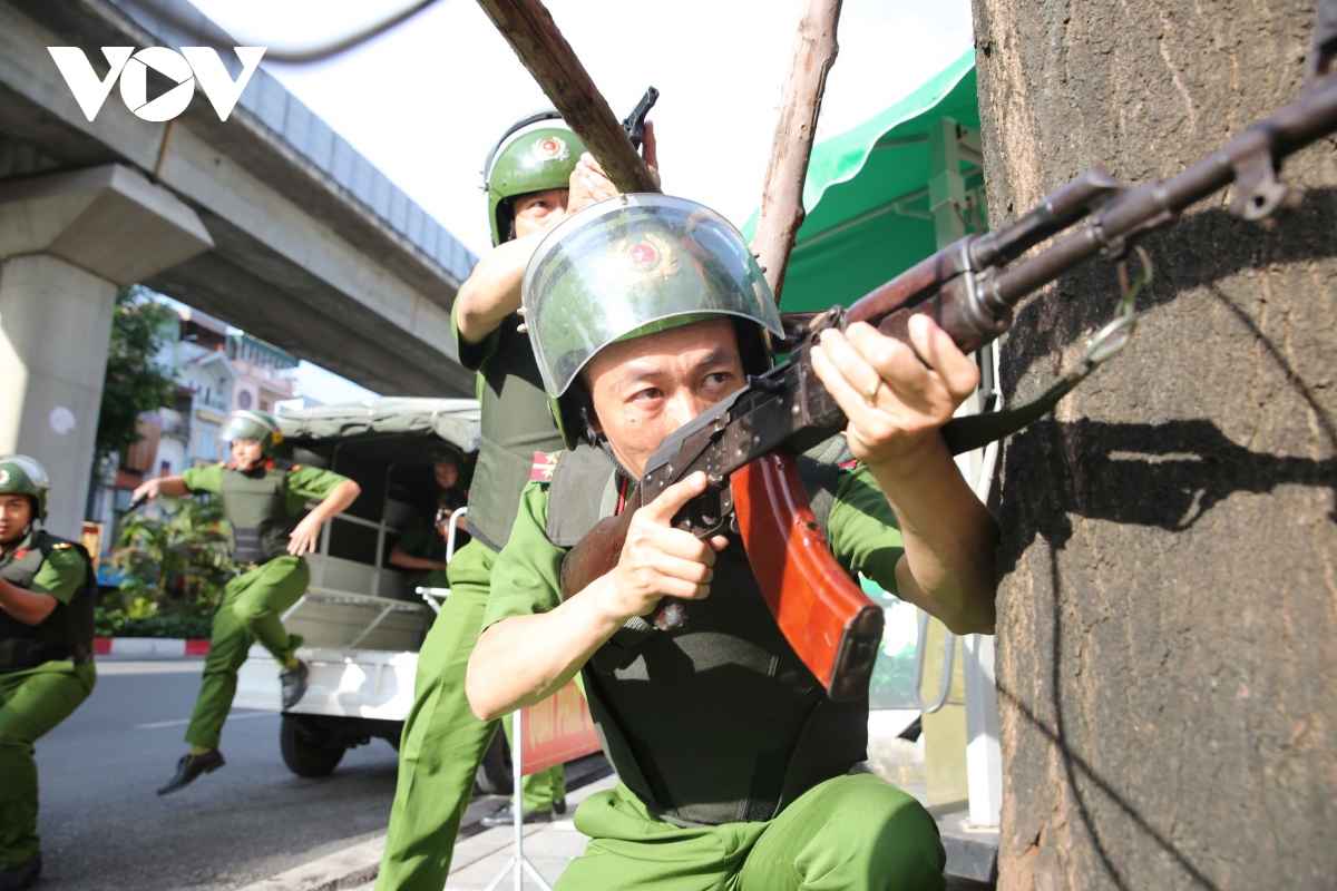 60 cán bộ, chiến sỹ công an diễn tập trấn áp nhóm cướp tiệm vàng tại Hà Nội