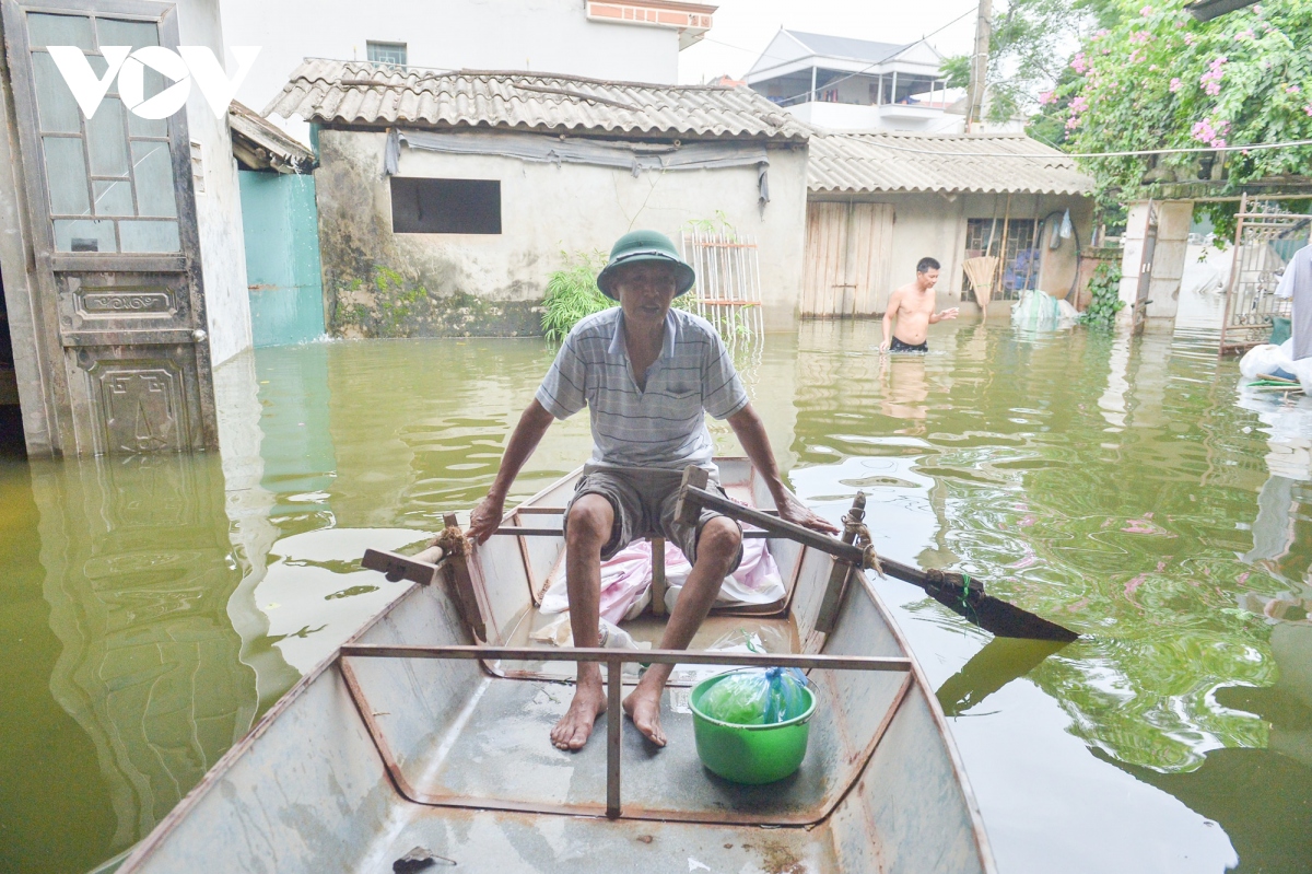 Nhiều nhà dân ở ngoại thành Hà Nội bị đảo lộn cuộc sống do nước ngập sâu kéo dài