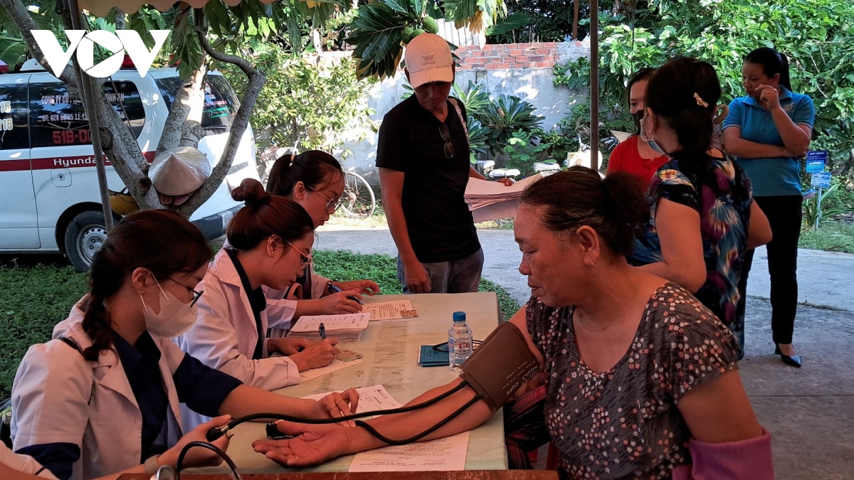 Khám bệnh, cấp thuốc miễn phí cho người dân có hoàn cảnh khó khăn tại Trà Vinh