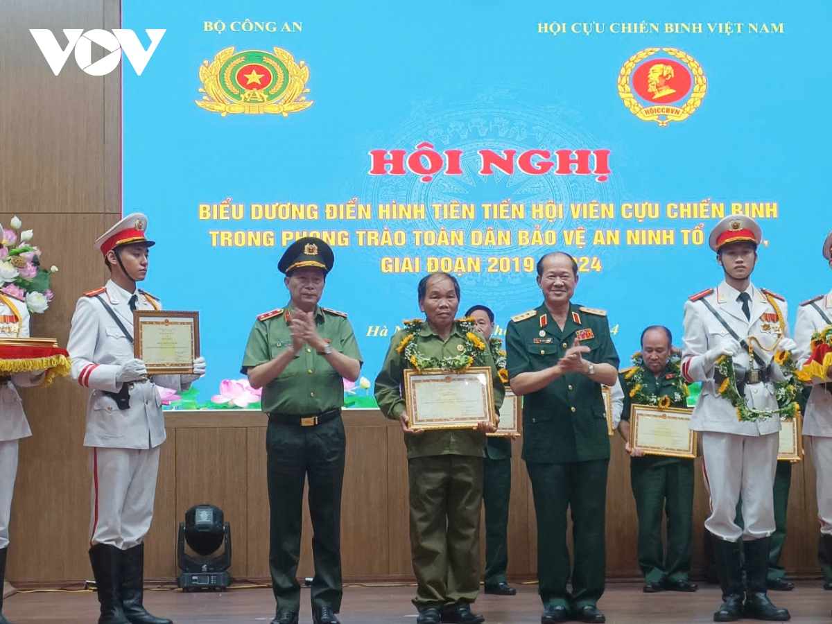 Biểu dương cựu chiến binh điển hình tiến tiến trong phong trào bảo vệ an ninh Tổ quốc