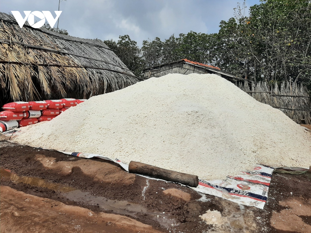 Diêm dân “kêu trời” vì không bán được muối khi giao thông thủy tắc nghẽn