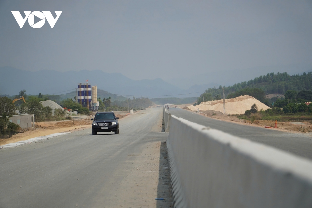 Nha Trang: Cao tốc chưa thi công xong, người và phương tiện vẫn cố đi vào