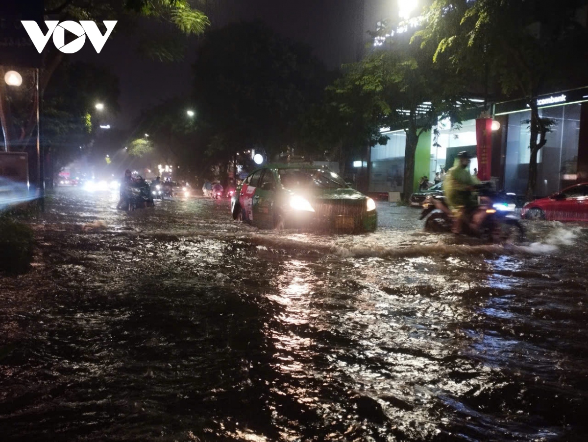 Mưa lớn vào giờ tan tầm, người Hà Nội bì bõm di chuyển trên đường