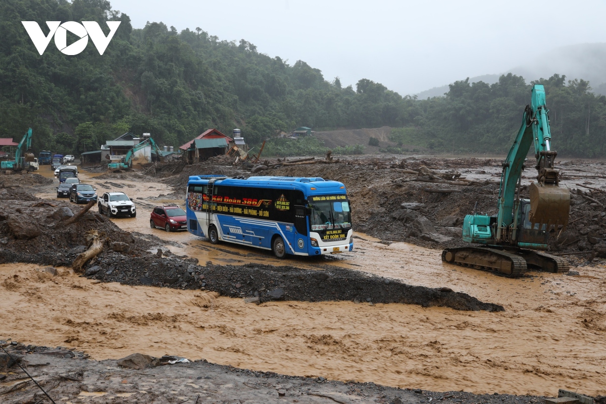 Nỗ lực đảm bảo giao thông sau mưa lũ tại Điện Biên