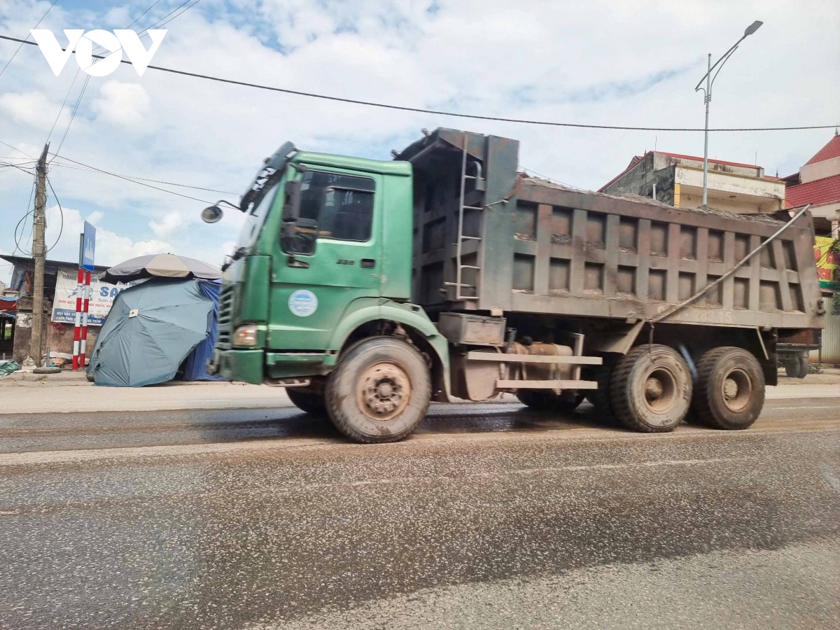 Xe chở vật liệu băm nát đường đê - Bắc Ninh chỉ đạo khẩn