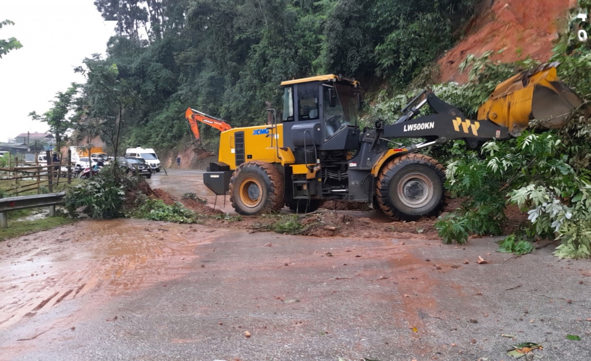 Sạt lở khiến nhiều tuyến Quốc lộ huyết mạch, giao thông ở Điện Biên ách tắc cục bộ