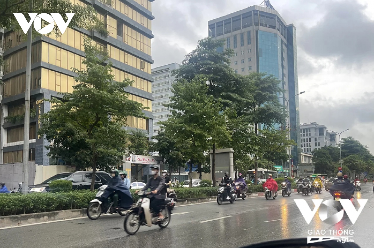 Xe máy ngang nhiên ngược chiều trên đường Tôn Thất Thuyết, Hà Nội