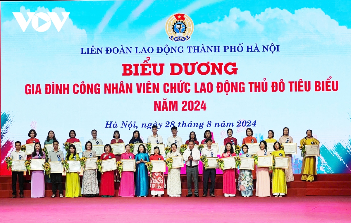 Hà Nội biểu dương gia đình công nhân viên chức, lao động tiêu biểu 2024