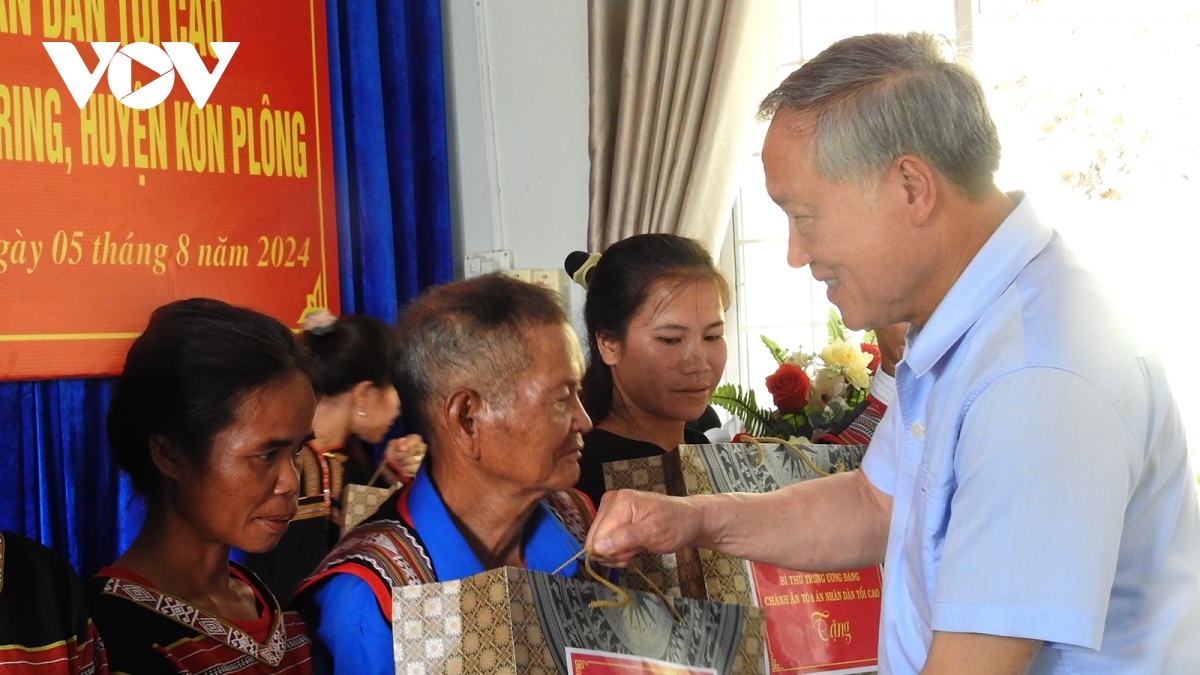 Ông Nguyễn Hòa Bình thăm hỏi người dân khu vực tâm chấn động đất huyện Kon Plông