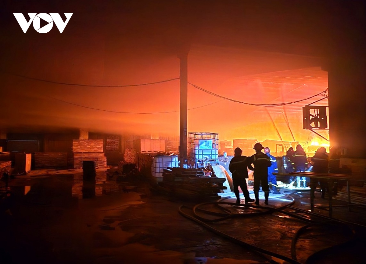 Cháy tại công ty gỗ ở Bình Định trong đêm