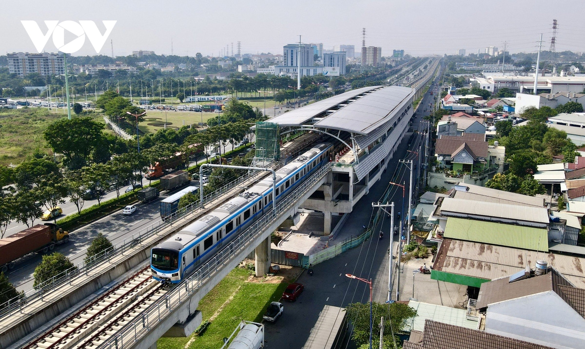 Lần đầu tiên lái tàu Việt Nam trực tiếp vận hành metro 1