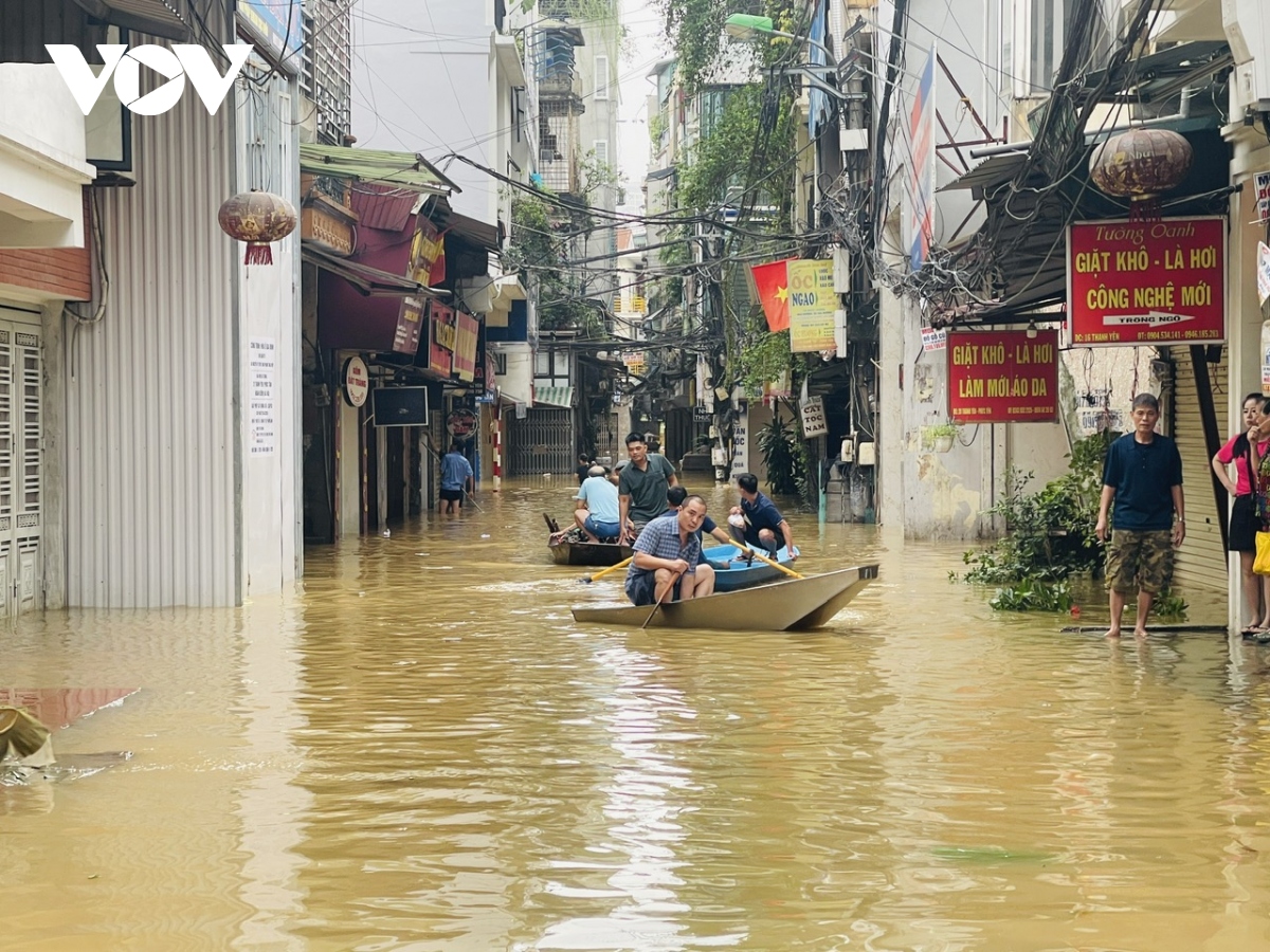 Người dân Hà Nội chèo thuyền trên nhiều ngõ phố gần sông Hồng