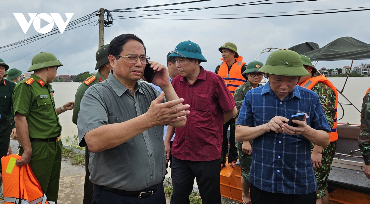 Thủ tướng Phạm Minh Chính đến vùng lũ ngập sâu nhất ở Bắc Giang