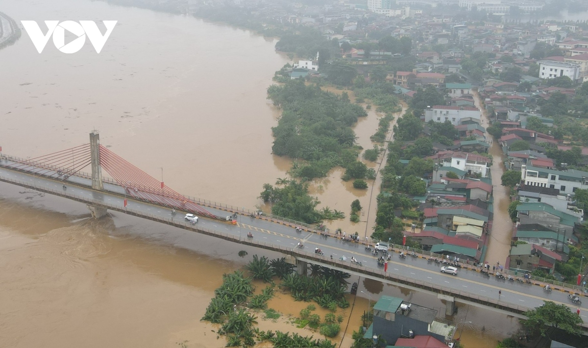 Yên Bái chìm trong biển nước lũ "đỏ phố, đỏ đồng"