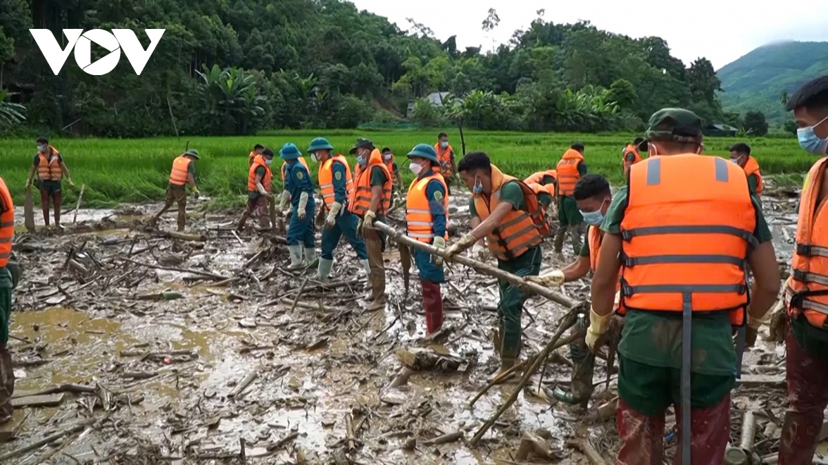 Lực lượng vũ trang dầm mình trong bùn đất tìm kiếm nạn nhân ở Làng Nủ