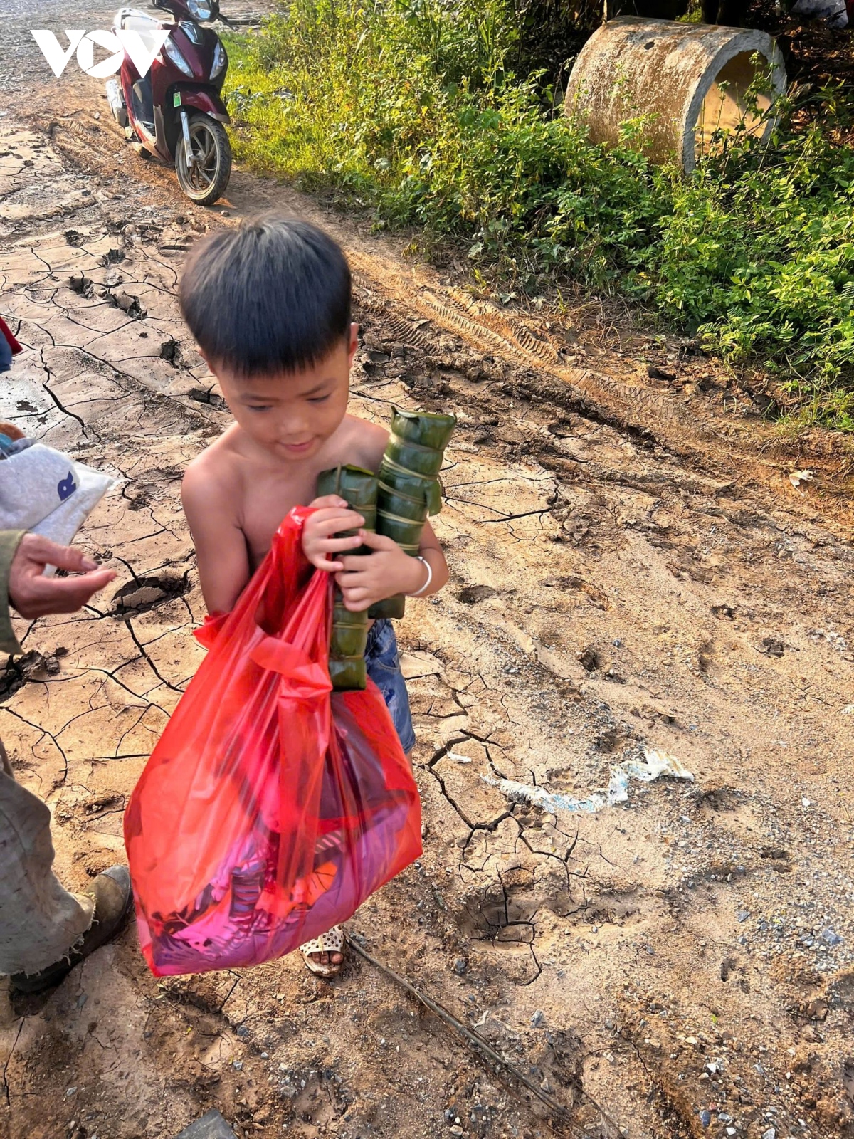 Xúc động những hình ảnh tiếp sức người dân Làng Nủ và vùng lũ