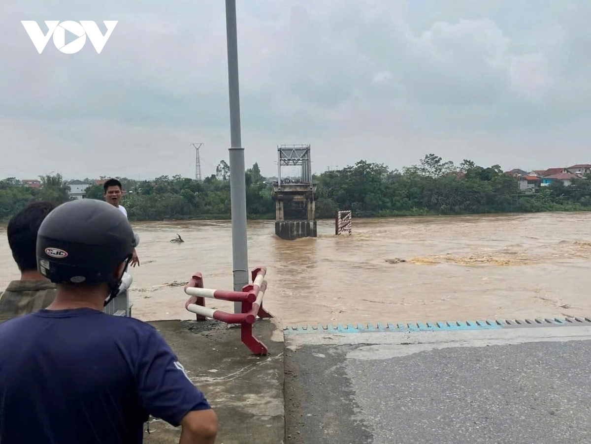 Sập cầu Phong Châu, Phú Thọ: Có 5 xe ô tô, 4 xe máy, 9 người rơi xuống sông