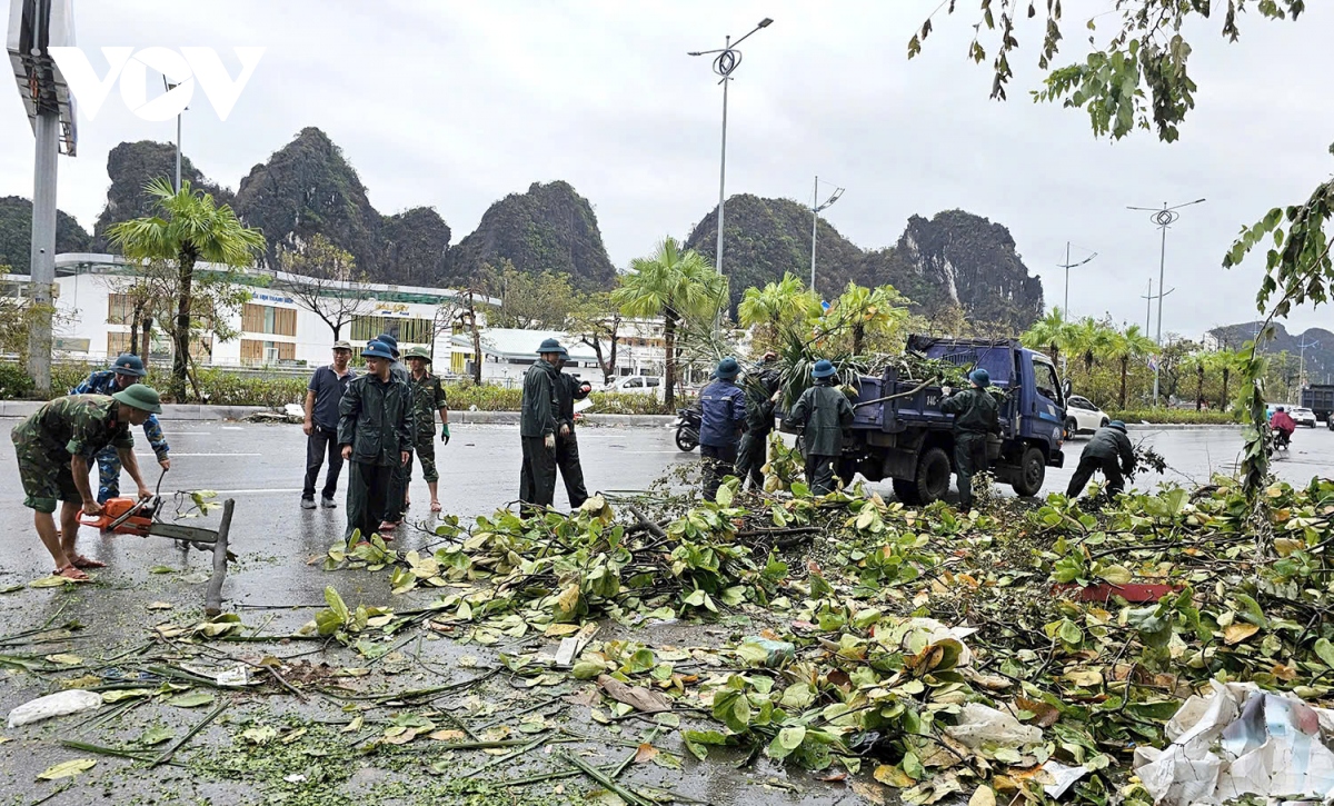 “Chạy đua” cứu nạn người dân, dọn rác thải tránh ô nhiễm ở Quảng Ninh