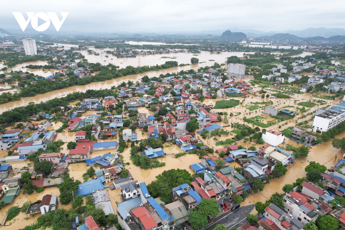 Thành phố Thái Nguyên ngập trong nước lũ, khẩn cấp di dời dân