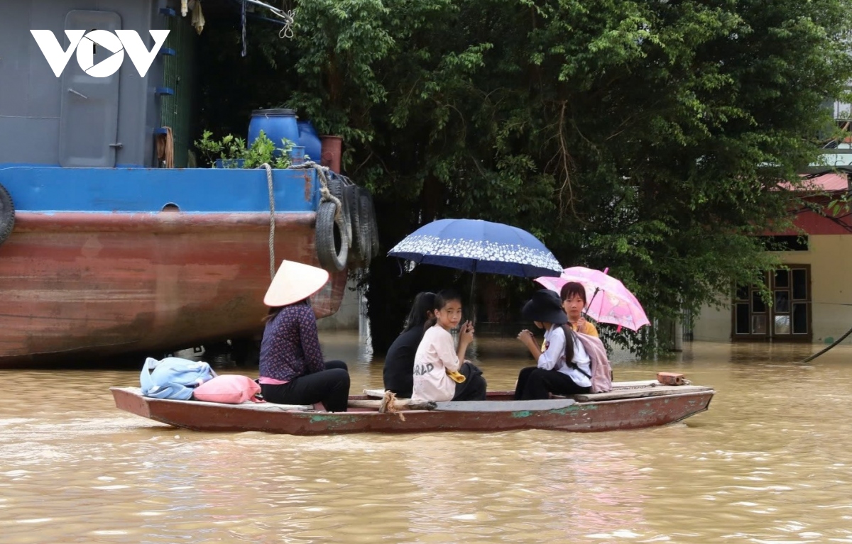 Hơn 600 hộ dân ở Kênh Gà, Ninh Bình bị cô lập, học sinh phải bơi thuyền đến lớp