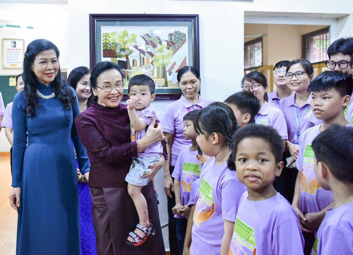 Phu nhân Ngô Phương Ly và Phu nhân Naly Sisoulith thăm Làng trẻ em Birla Hà Nội