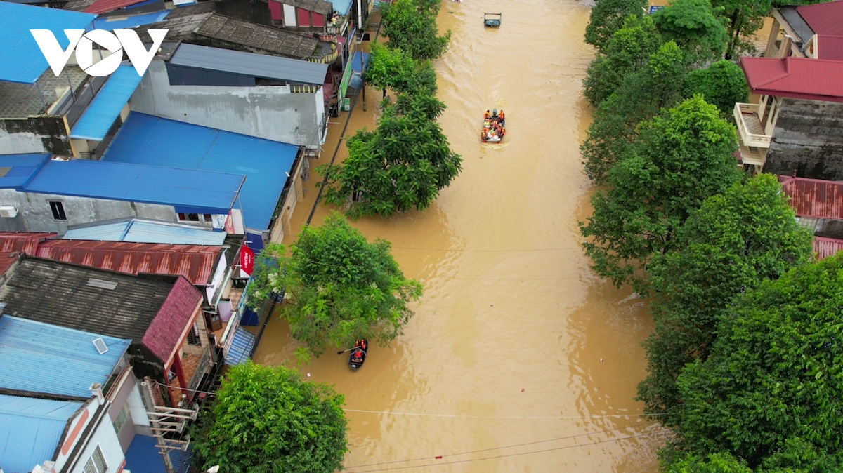 Những người chèo thuyền đưa đồng bào từ tâm lũ Thái Nguyên đến nơi an toàn