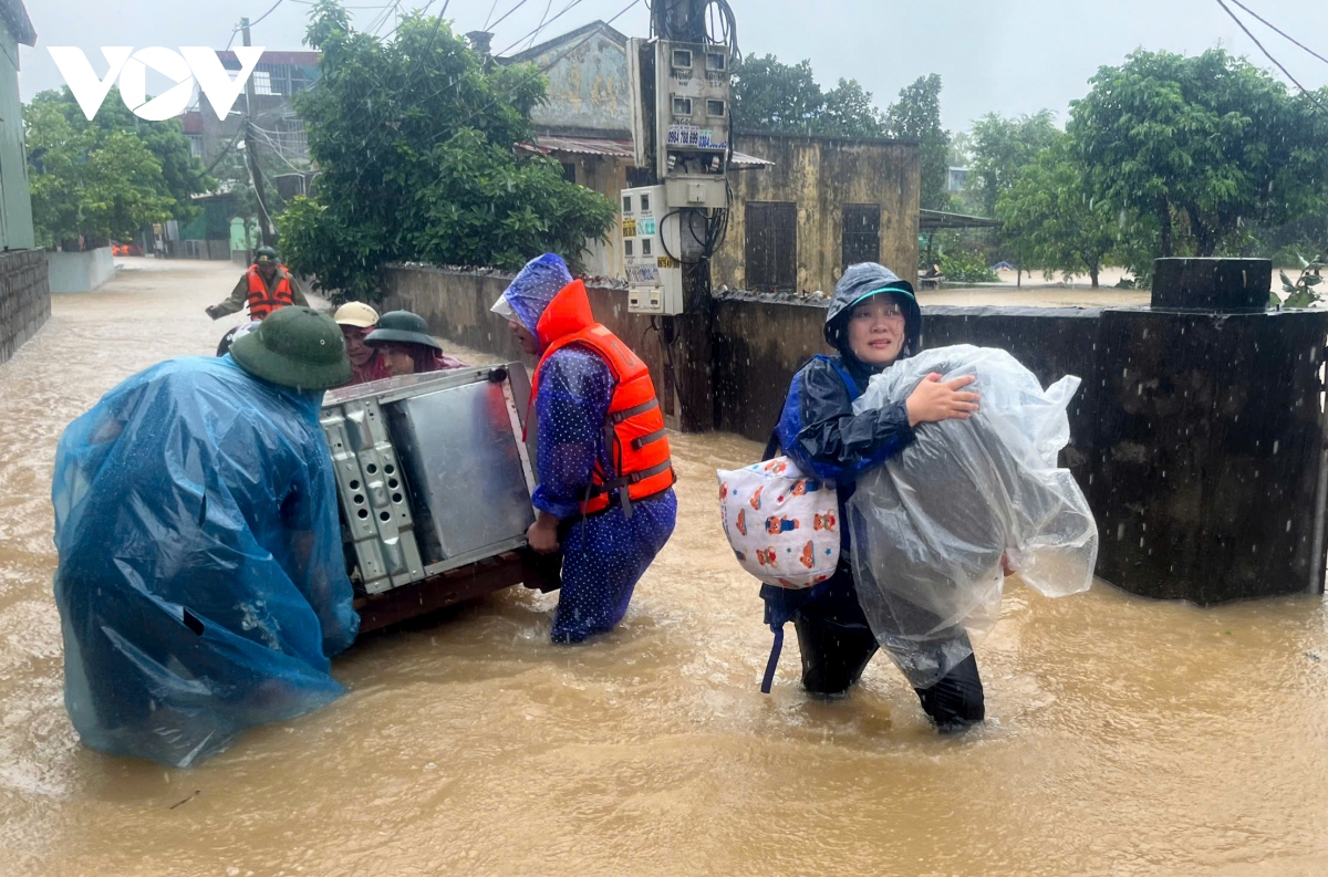 Nam Định huy động lực lượng khẩn cấp hộ đê, sơ tán dân khỏi vùng lũ