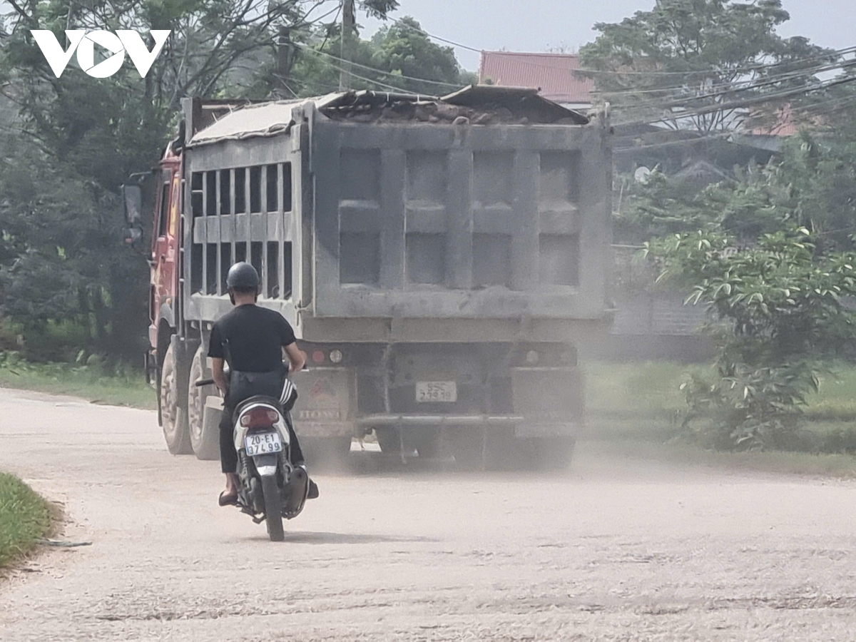 Hàng đoàn xe chở đất tàn phá nhiều tuyến đường ở Phổ Yên, Thái Nguyên