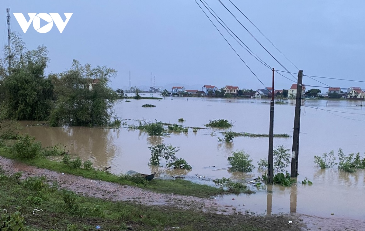 Hơn 100 hộ gia đình ở Gia Bình, Bắc Ninh đang bị cô lập do ngập úng