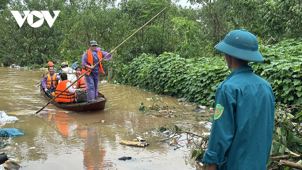 Cận cảnh: Lo nước lũ sông Hồng lên cao, người dân sống ngoài đê ở Hà Nội tất bật chạy lũ sớm