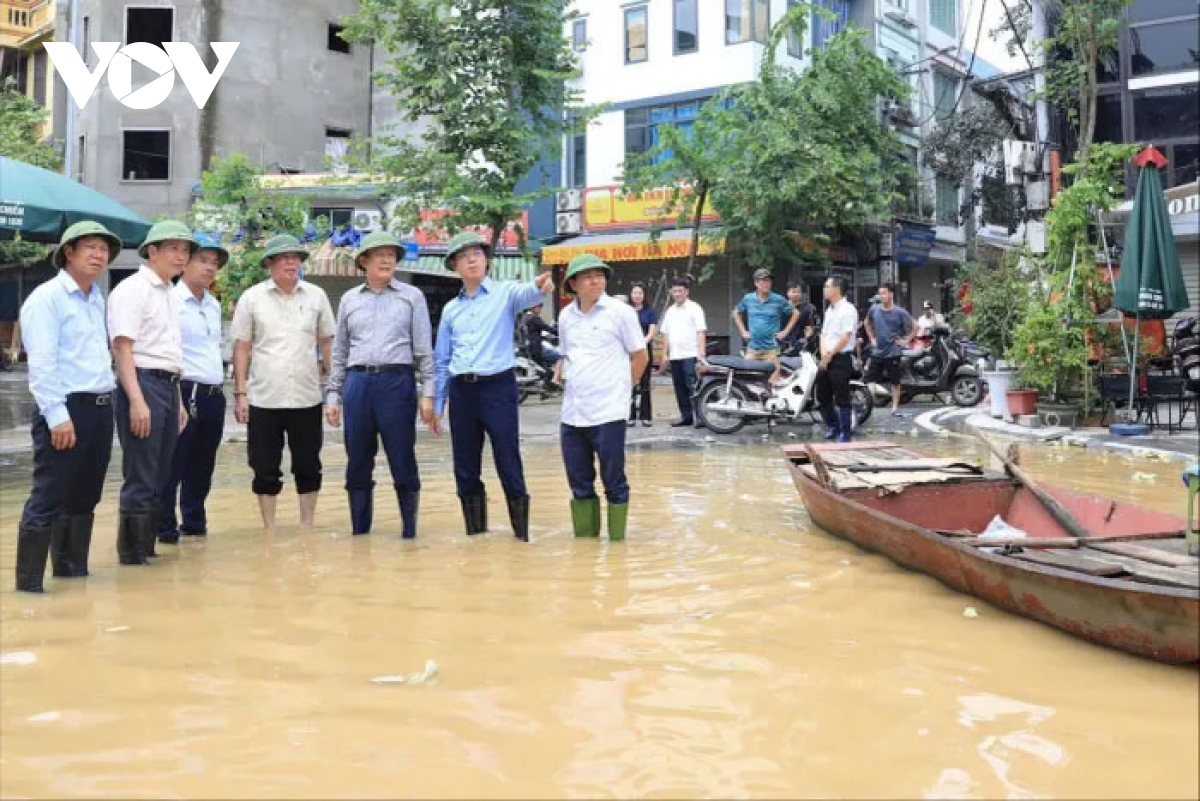 Chủ tịch HĐND TP Hà Nội thị sát công tác chống lũ tại phường Chương Dương và Phúc Tân