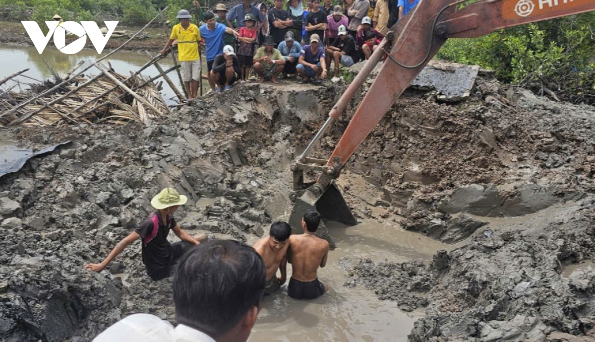 Tìm thấy thi thể người đàn ông bị hút vào lỗ mọi vuông tôm