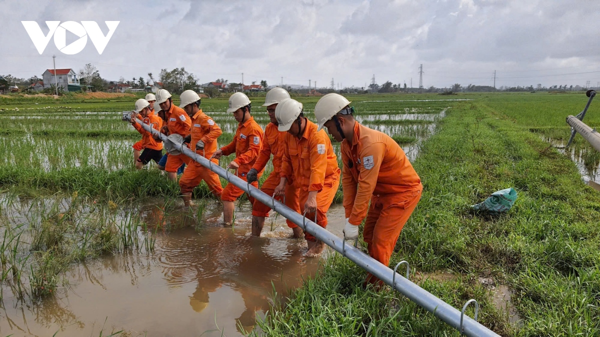 EVNCPC cử 245 kỹ sư, công nhân hỗ trợ EVNNPC khắc phục sự cố lưới điện sau bão số 3