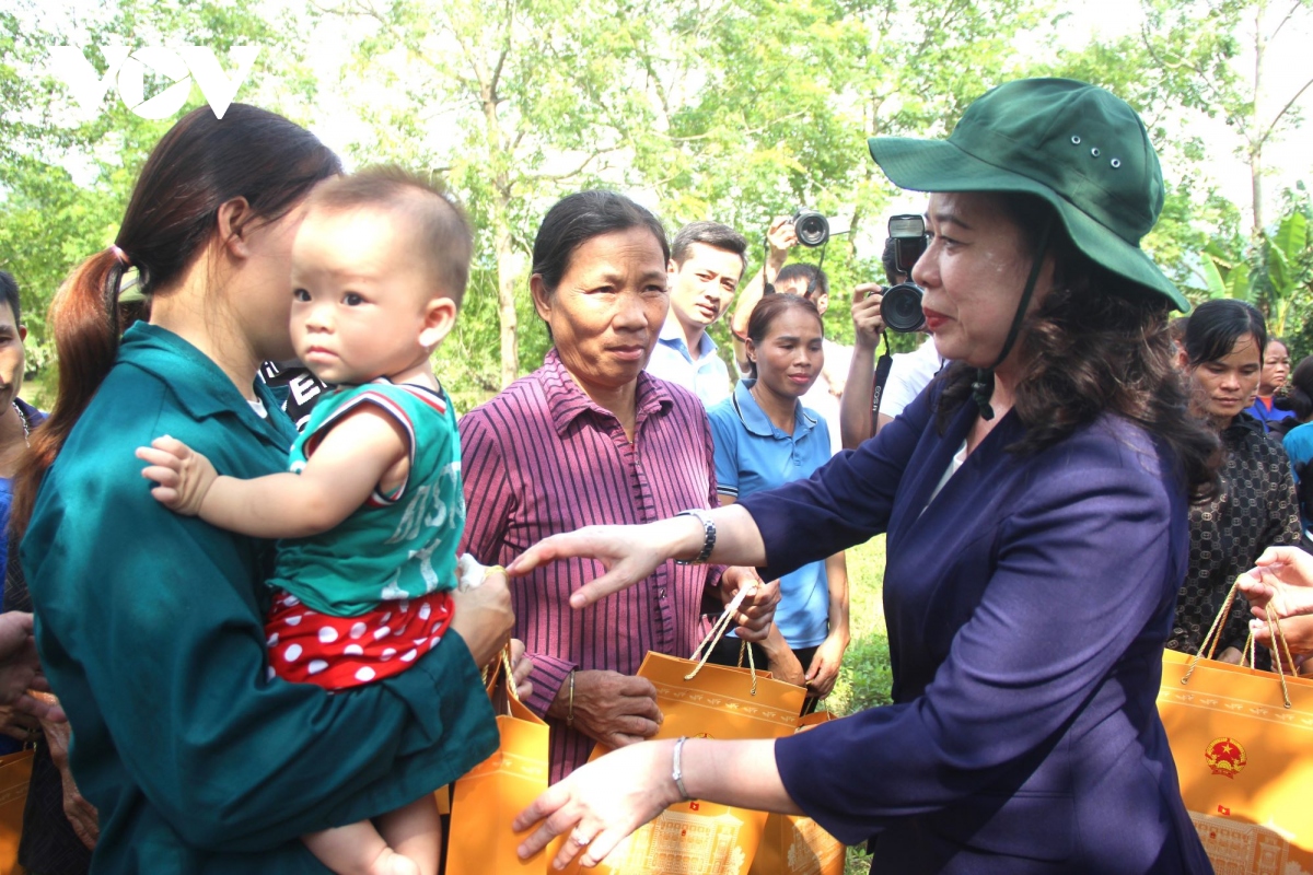 Phó Chủ tịch nước thăm, tặng quà đồng bào bị thiệt hại do bão lũ tại tỉnh Lạng Sơn