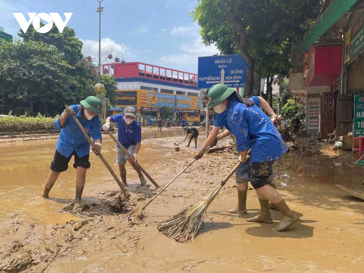 Đoàn thanh niên Yên Bái cứu trợ người dân vùng lũ