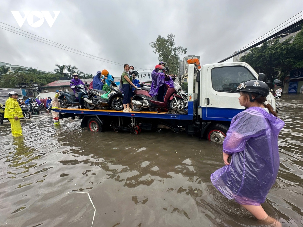 Nội đô Hà Nội nhiều nơi biến thành sông do cơn mưa lớn từ đêm qua và sáng nay