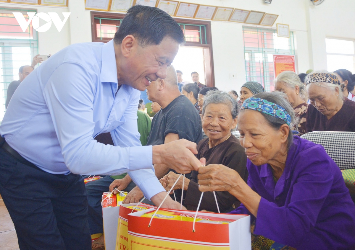 Chủ nhiệm Ủy ban Kiểm tra Trung ương thăm, tặng quà người dân vùng bão lũ Bắc Ninh