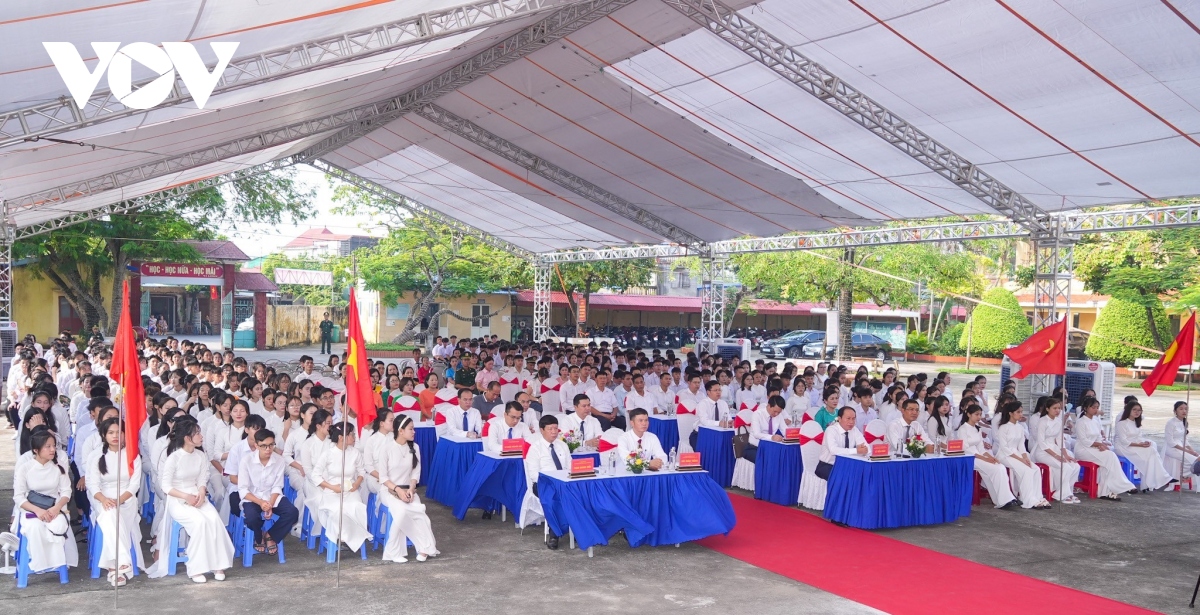 Những lễ khai giảng giữa biển khơi