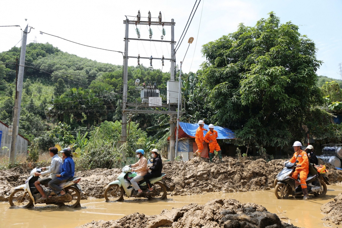 Điện lực Lào Cai chạy đua thời gian cấp điện trở lại sau mưa lũ