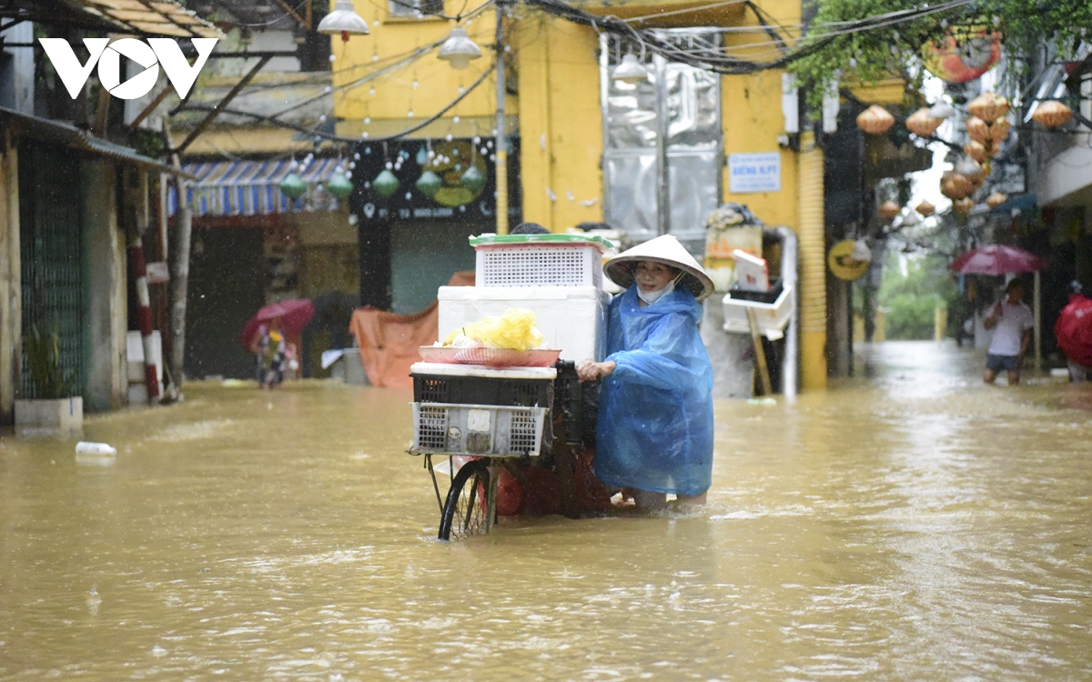 Người Hà Nội thức trắng đêm ngăn nước lũ sông Hồng tràn vào nhà