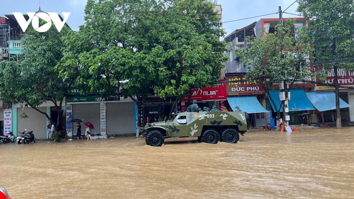 Mực nước trên sông Hồng tại thành phố Lào Cai bắt đầu rút