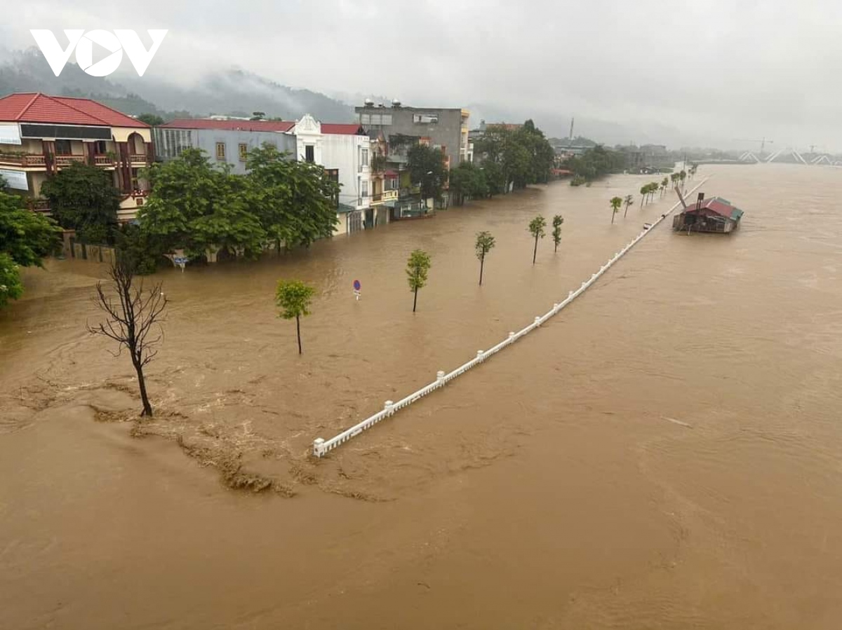 Nước sông Hồng dâng cao, nhiều nơi ở Lào Cai ngập sâu