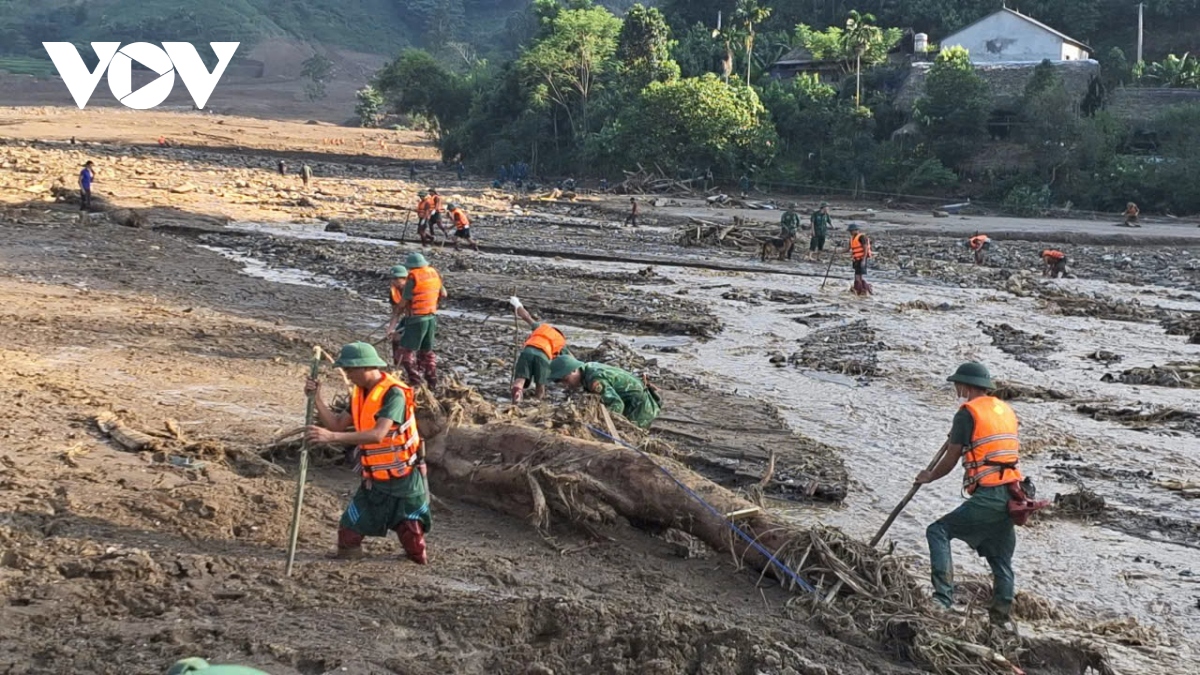 8 người của 2 hộ gia đình chạy thoát trong cơn lũ quét tại thôn Làng Nủ vừa về trình báo