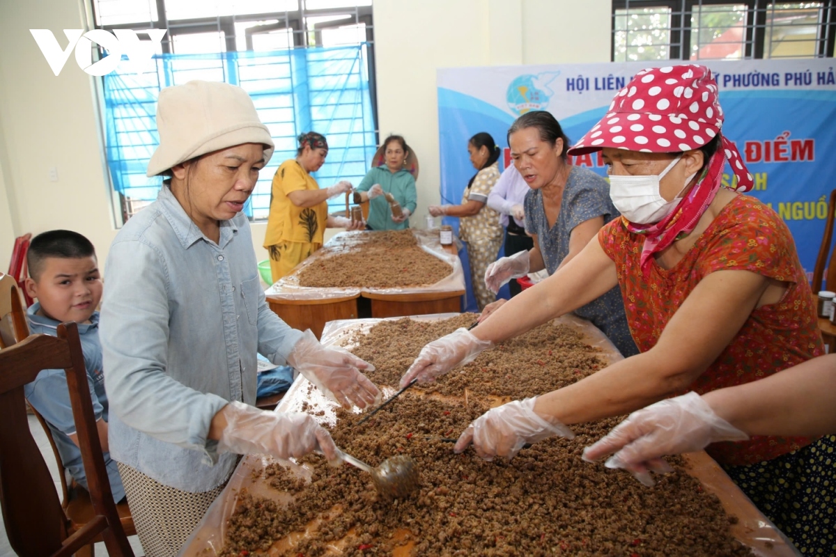 Người dân Quảng Bình làm ruốc thịt gửi hỗ trợ đồng bào vùng thiên tai